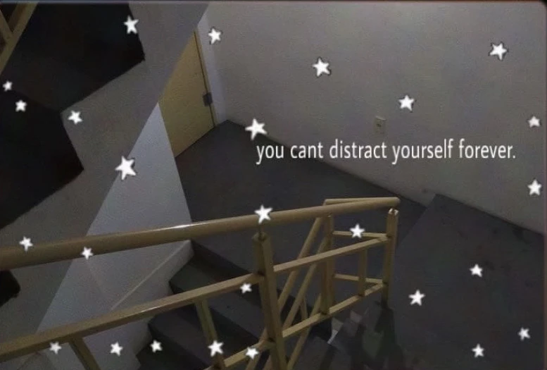 Escadaria vazia com estrelas desenhadas e frase melancólica em estética weirdcore